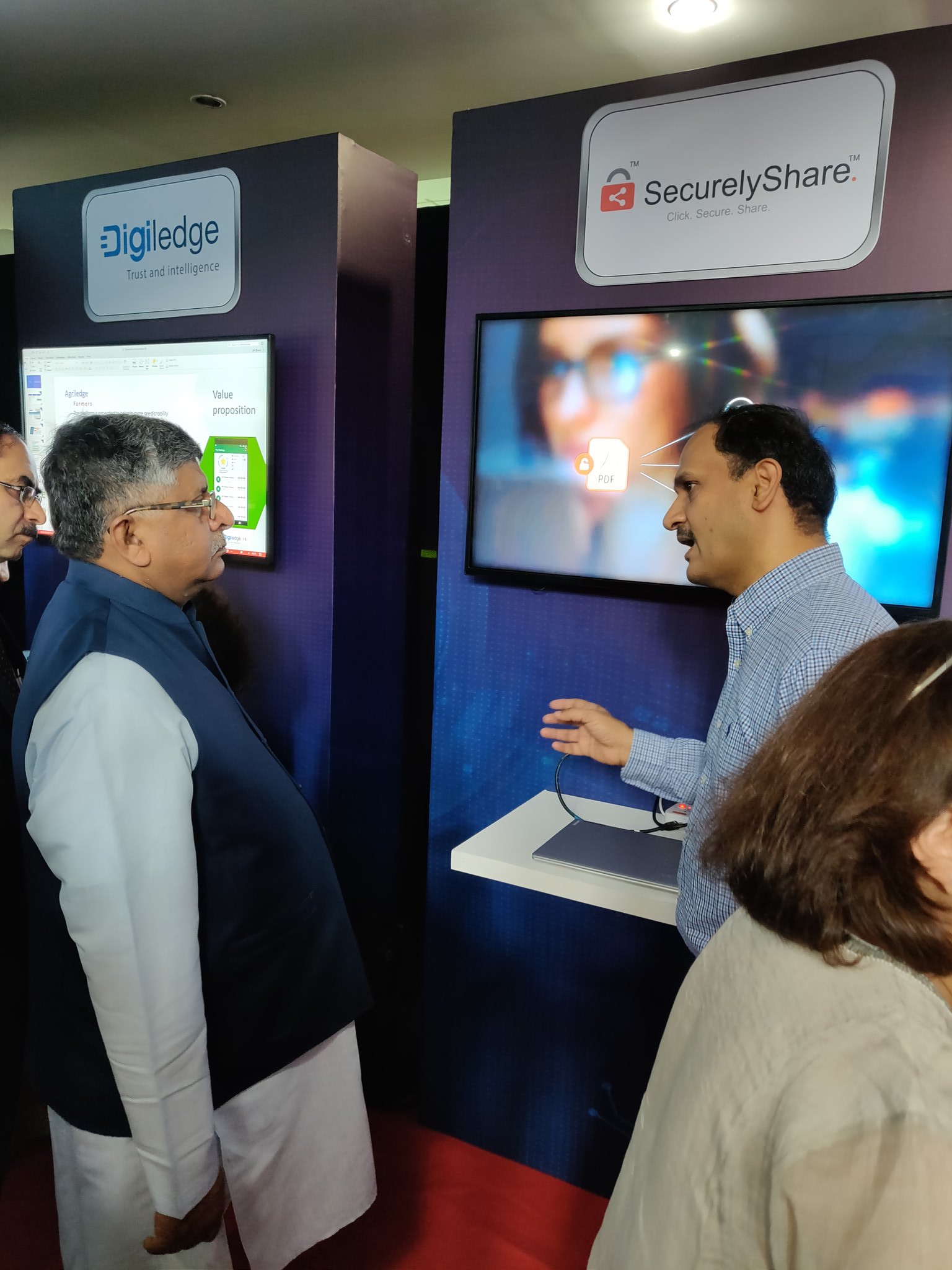 Founder, Prakash Baskaran interacting with IT Minister Ravi Shankar Prasad At NASSCOM